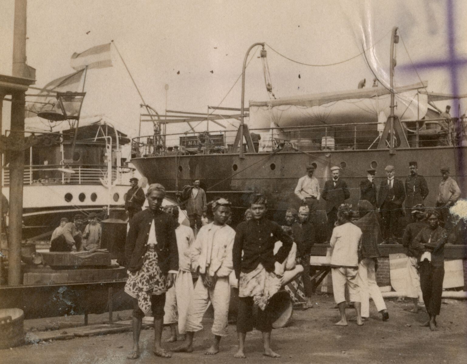 Aankomst Javaanse migranten op de Handelskade, c.1900